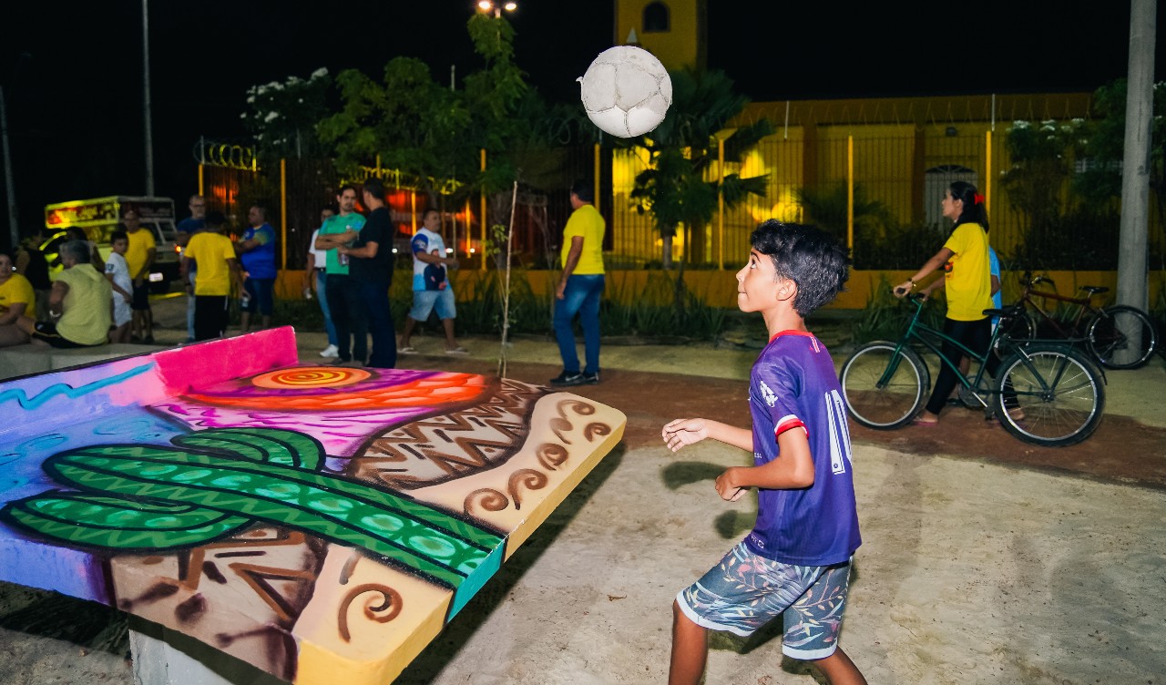 criança brincando de futebol